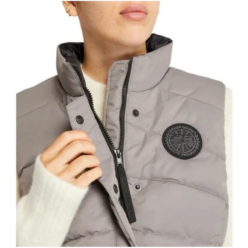 Canada Goose Light Grey canvas Puffer Vest with black Logo Patch - Picture 10 of 10